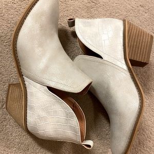 Corkeys Boutique size 9 booties
